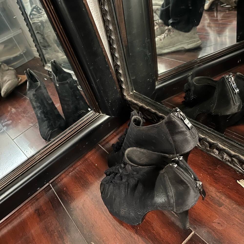 SIZE NINE BLACK LACE HEELS